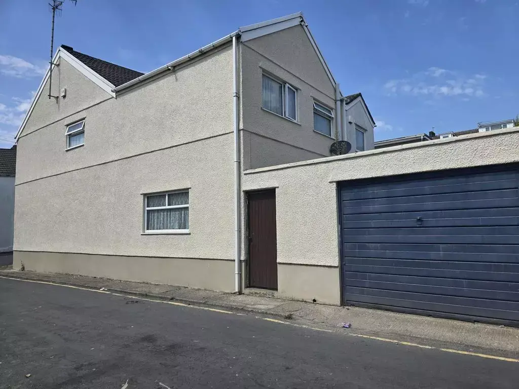 3 bedroom end of terrace house