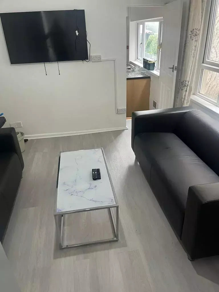 6 Bedroom House whole or share