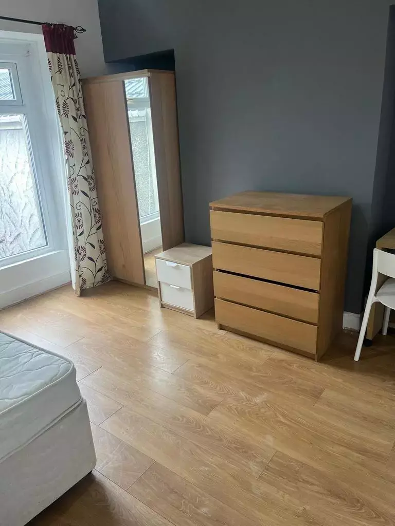6 Bedroom House whole or share