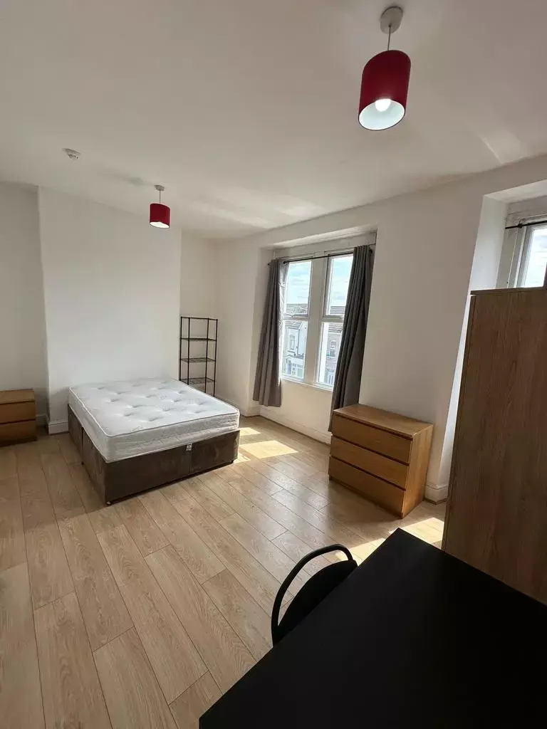 6 Bedroom House whole or share