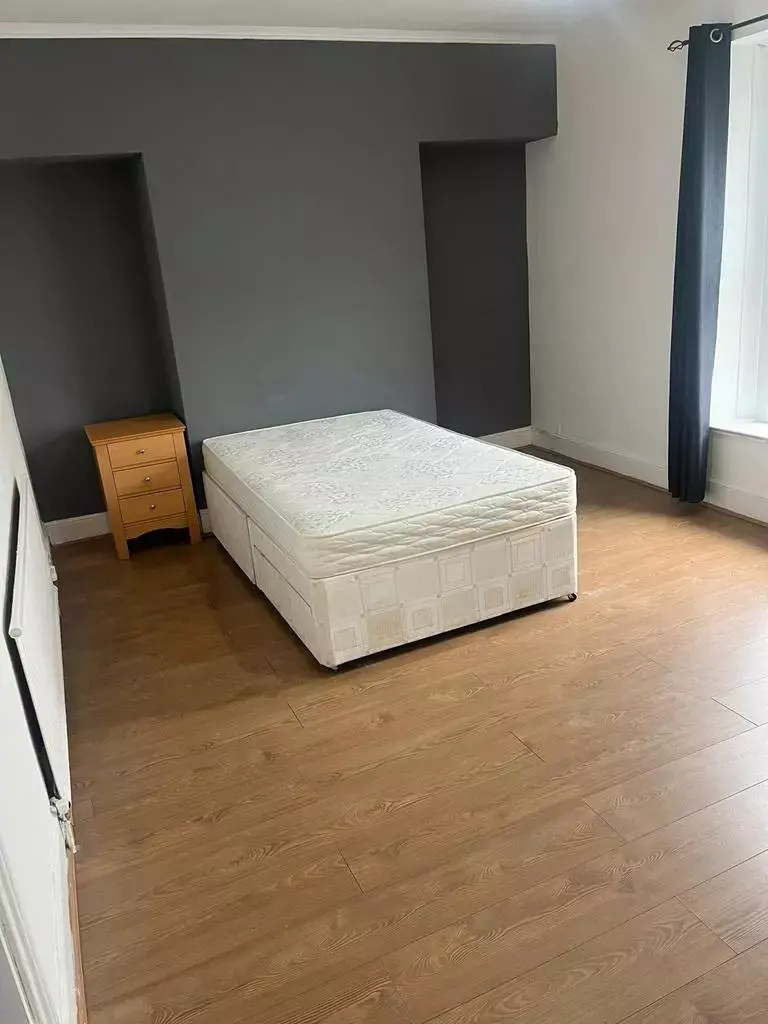 6 Bedroom House whole or share