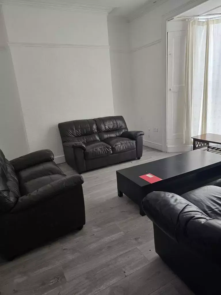 4 bedroom terraced house share