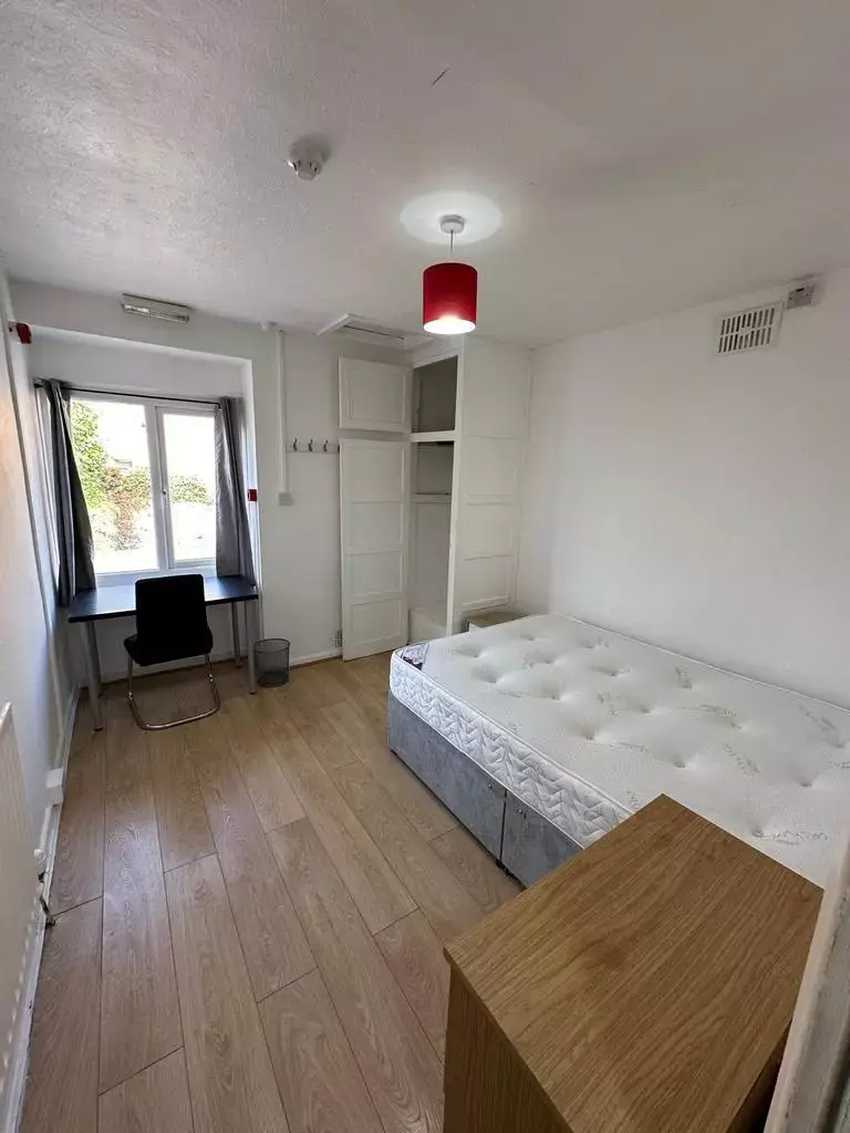 6 Bedroom House whole or share