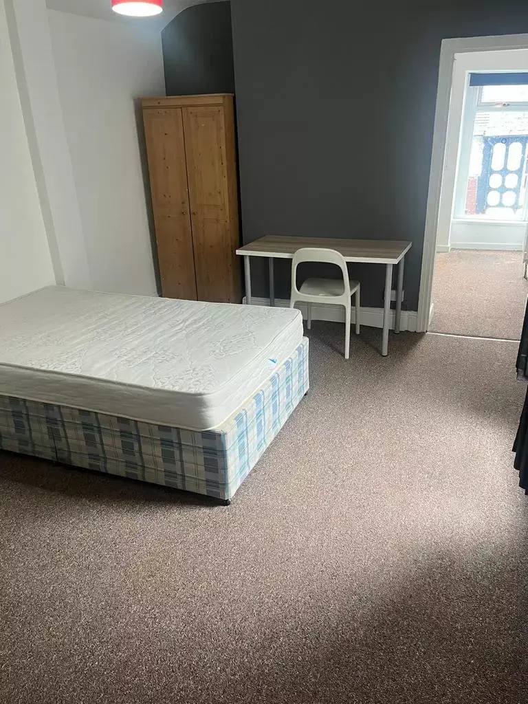 6 Bedroom House whole or share