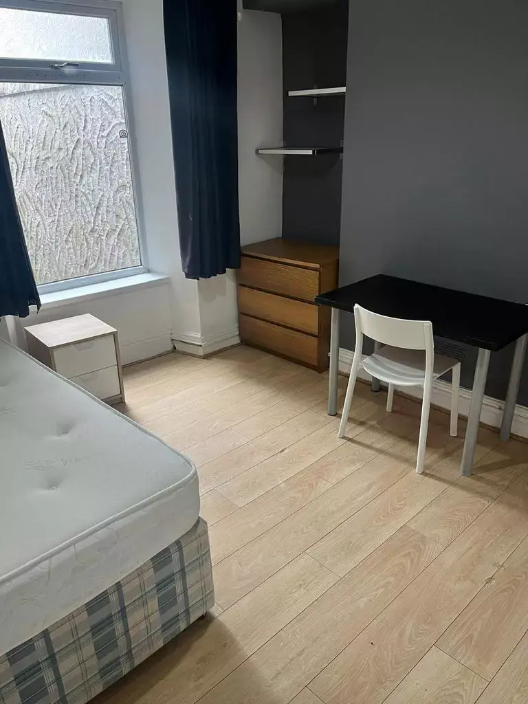 6 Bedroom House whole or share
