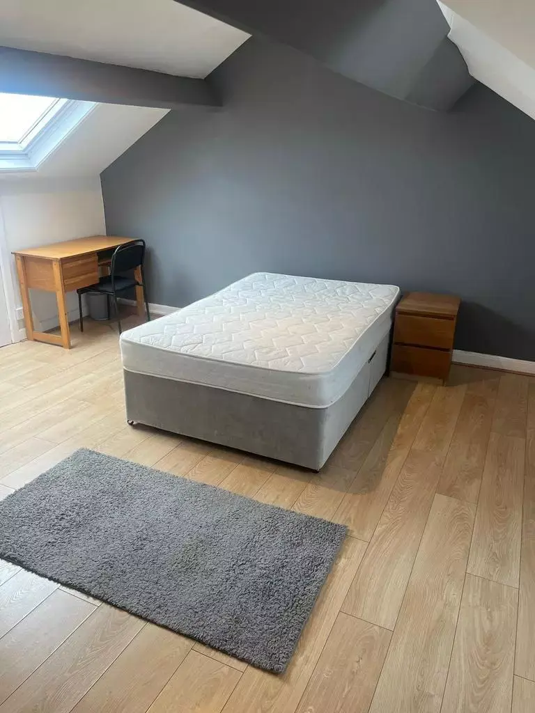 6 Bedroom House whole or share
