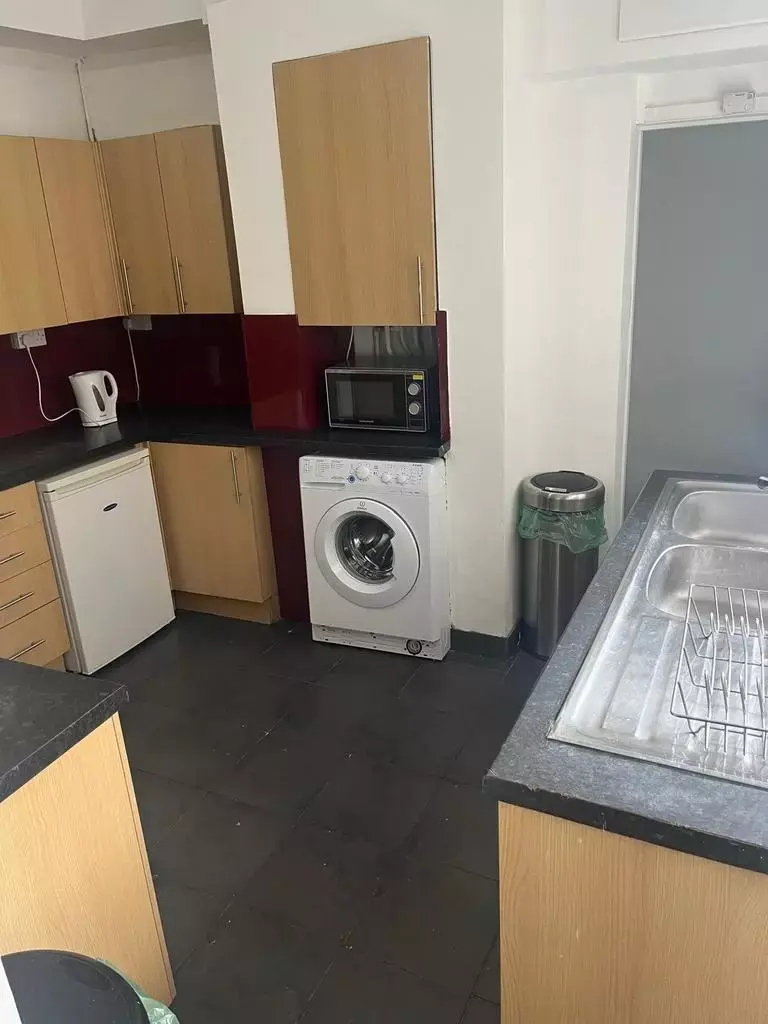 6 Bedroom House whole or share