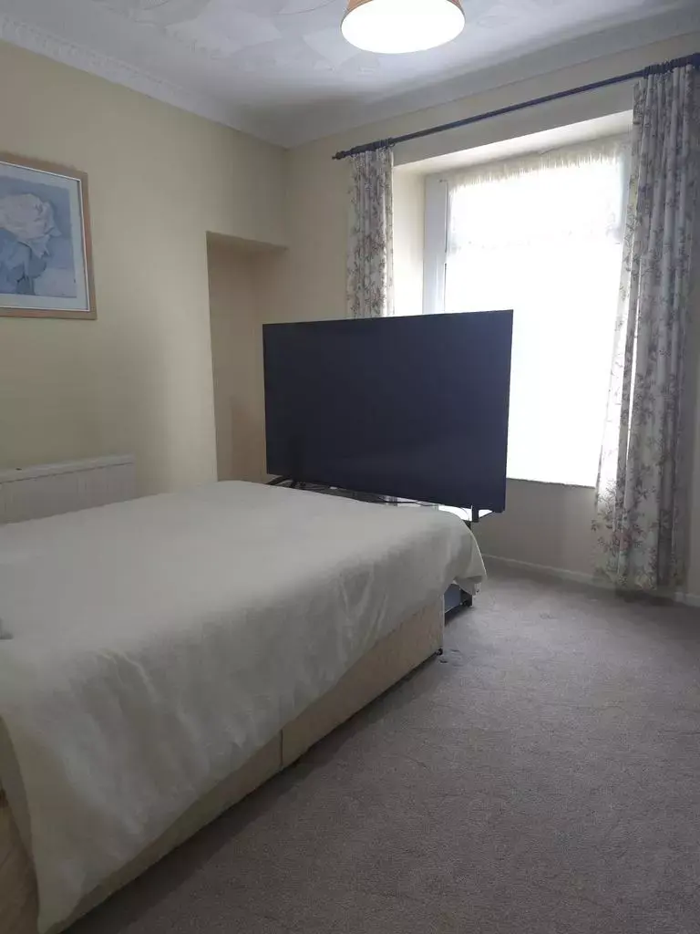 3 bedroom end of terrace house