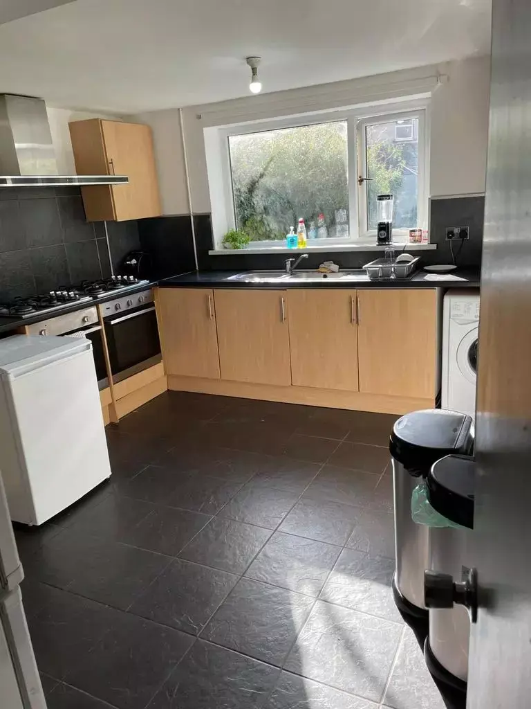 6 Bedroom House whole or share