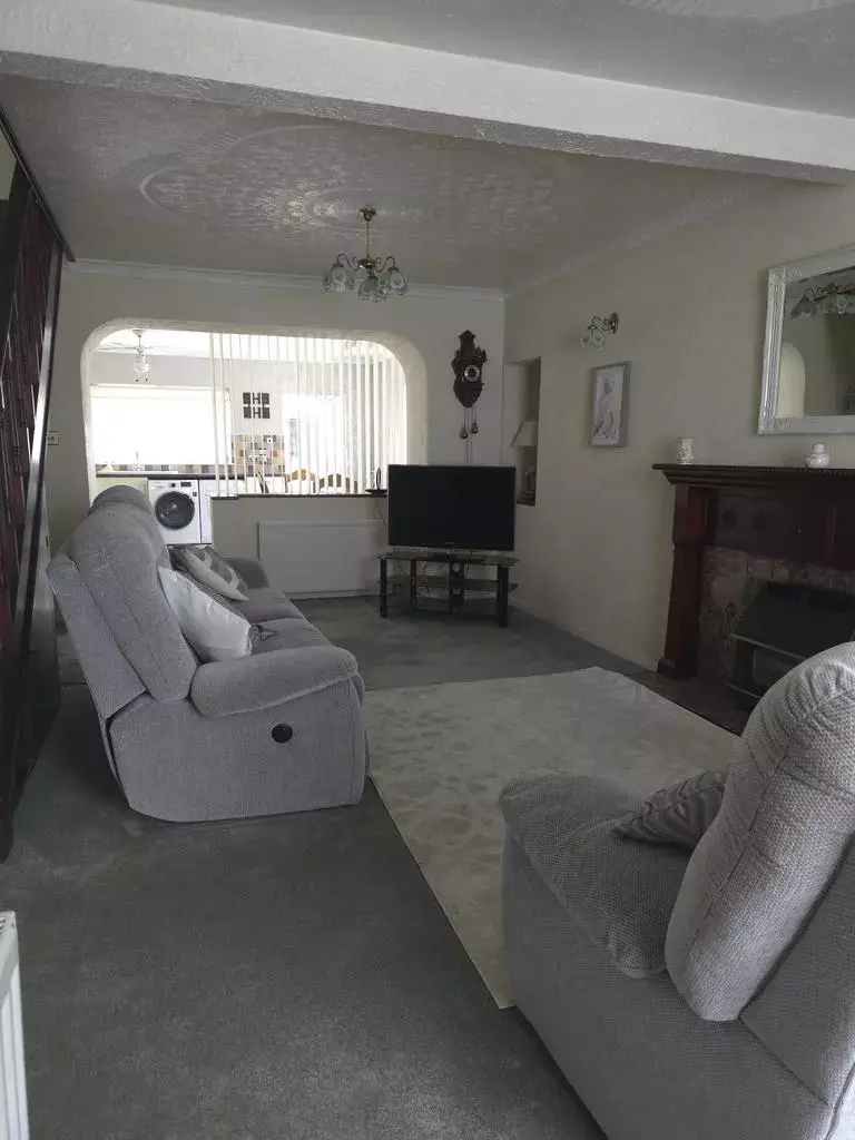 3 bedroom end of terrace house