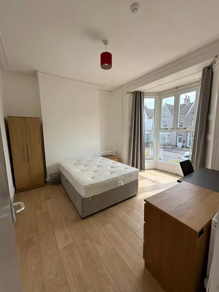 6 Bedroom House whole or share