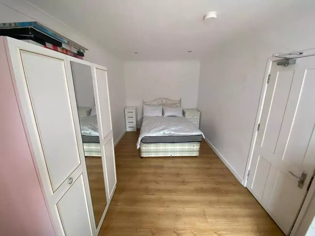 4 bedroom flat share