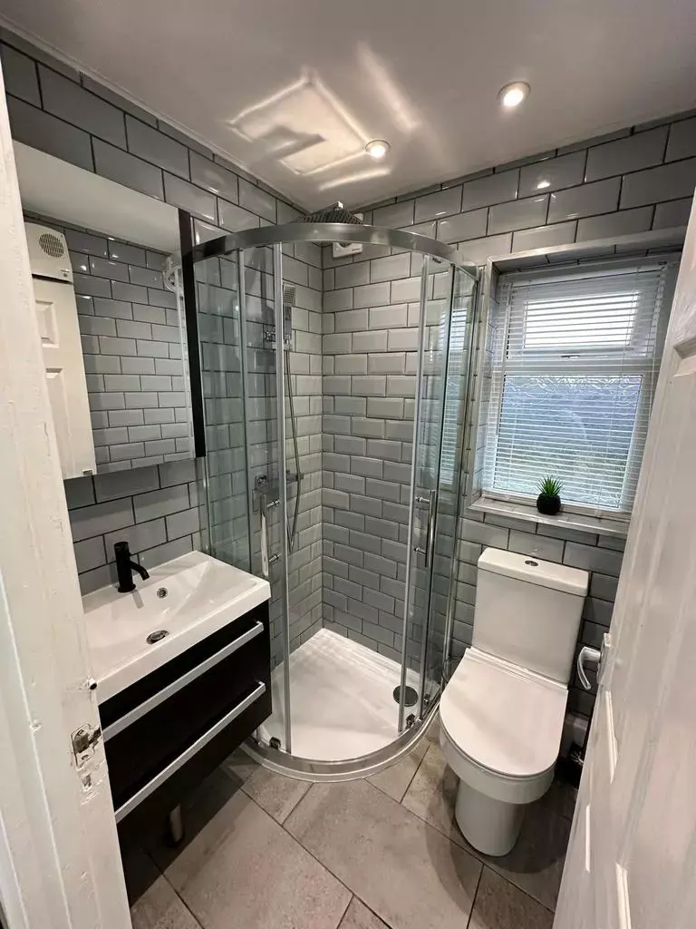 6 Bedroom House whole or share
